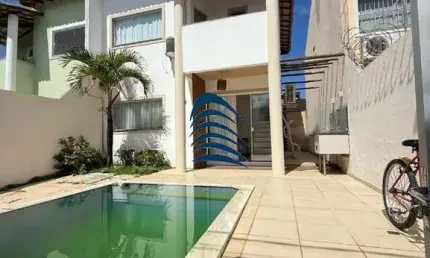 Excelente CASA em Lauro de Freitas    Casa possui 300m2, 4 suítes com closet na master, apoio para empregada, área de serviço, suíte master com jacuzzi.