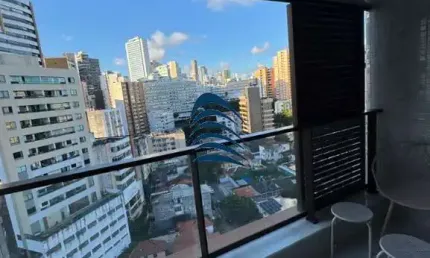 Zn barra - studio com varanda , 22m², nascente, mobiliado, armários, decorado, bem equipado, ar condicionado, andar alto, vaga de garagem rotativa.