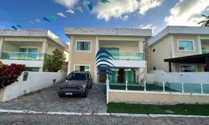 Excelente casa em buraquinho no condomínio jardim tropical - localização fantástica - 4/4 sendo 3 suítes - bem dividida - nascente - área gourmet - 2 vagas
