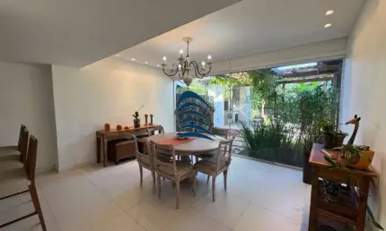 Casa mobiliada  a venda no condomínio  residencial quatro rodas em itapuã, 4 quartos sendo 2 suítes, sala de estar com 2 ambientes integrados, lavabo