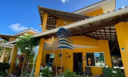 Casa 193m com 3 suítes, lavabo, sala com dois ambientes, cozinha ampla, despensa, área de serviço, varanda gourmet, jardim, placa solar. Quartos no segundo pavimento. Não tem quarto no térreo