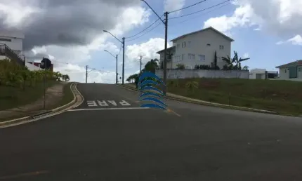 *VENDO LOTE * ?*Alphaville Litoral Norte 2 *  ??Área com 547m2 nascente, posição privilegiada, terreno declive .