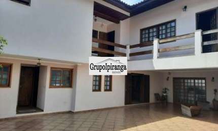 Sobrado com 3 dormitórios sendo 2 suítes com closet, sacada e 3 vagas na garagem.