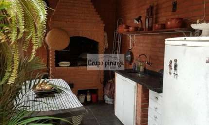 Sobrado com área de lazer e churrasqueira, 3 suítes e Garagem coberta para 5 carros.