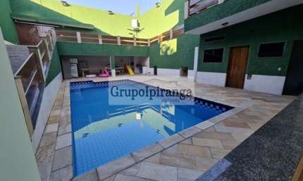 Sobrado com piscina e área de lazer com churrasqueira, 4 suítes e garagem coberta para vários veículos