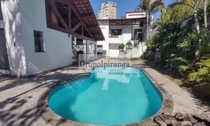 Sobrado com piscina, churrasqueira, salão de festas e salão de jogos, 3 quartos, 1 suíte e 6 vagas de garagem.