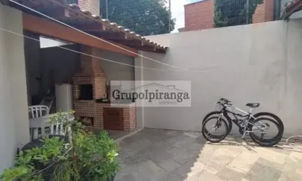Sobrado com Churrasqueira, 4 dormitórios sendo 1 suíte, 2 salas e garagem para 3 carros