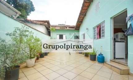 Sobrado com edícula, 4 Quartos, quintal, terraço e 2 vagas de garagem.