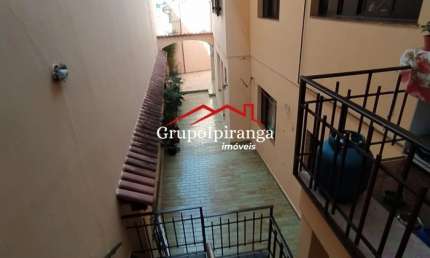 2 casas, térrea e outra embaixo, com churrasqueira, 3 dormitórios, sendo uma suíte e 2 vagas de garagem.