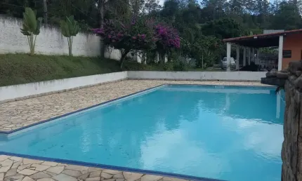 Chácara com piscina, lago e churrasqueira, Casa com 4 dormitórios sendo 2 suítes, toda cercada com muro e portão automático.