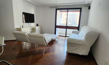Apartamento com três dormitórios, sendo uma suíte e duas vagas de garagem.