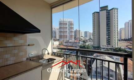 Apartamento com varanda gourmet e churrasqueira, 2 dormitórios, 1 suíte e 2 vagas de garagem cobertas.