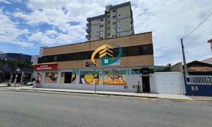 Sala comercial em mongaguá, centro da cidade, sala e banheiro privativo, elevador pne, consulte condições!!