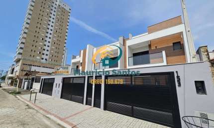 Sobrado Geminado em Mongaguá, bairro Jardim Aguapeú, Novo e com 3 suítes, lavabos e demais dependências, churrasqueira e piscina privativas!!