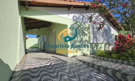 Casa em mongaguá, bairro jardim praia grande, localizada a 1 quadra da praia, 3 km da região central, excelente padrão, 3 dormitórios sendo 1 suíte, lavabo, churrasqueira, pagamento facilitado!!