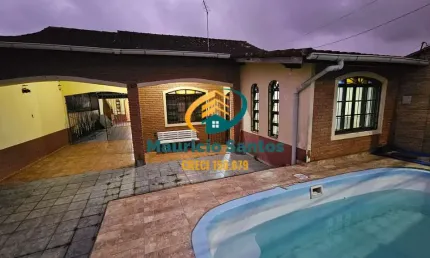 Casa em Mongaguá, bairro Itaóca, excelente localização, espaçosa com 4 dormitórios sendo 1 suíte, piscina e salão de festas para o seu lazer.