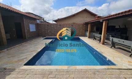 Casa em Itanhaém, bairro Jardim Suarão - Praia, ampla com 4 dormitórios, 3 banheiros , 5 vagas, piscina com cascata e churrasqueira, localizada na quadra do mar!!