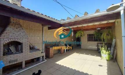 Sobrado em Mongaguá, bairro Itaóca, 3 dormitórios sendo 1 suíte e demais dependências, imóvel espaçoso, excelente padrão e localização.