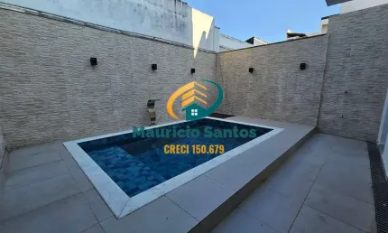 Sobrado Geminado em Mongaguá, bairro Jardim Aguapeú, Novo e com 3 suítes, lavabos e demais dependências, churrasqueira e piscina privativas!!