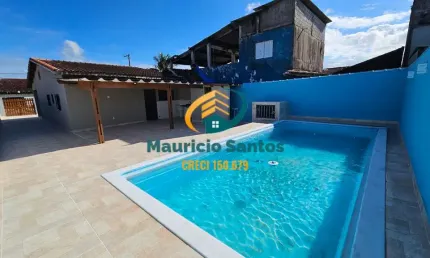 Casa em Mongaguá, bairro Flórida Mirim, 2 dormitórios sendo 1 suíte, 4 vagas de garagem, amplo quintal, piscina espaçosa e churrasqueira nos fundos, localizada lado SERRA, mas não muito distante da pr