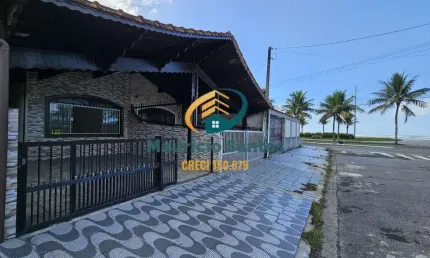 Casa térrea em praia grande, bairro jardim imperador, localizada na quadra do mar, 2 dormitórios sendo 1 suíte, 2 vagas, churrasqueira.