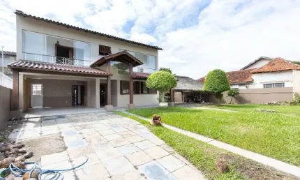 Casa de 4 dormitórios com piscina para locação no bairro Guarujá
