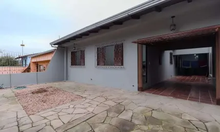 Casa ampla com 4 dormitórios para locação no bairro Vila Nova, zona sul de Porto