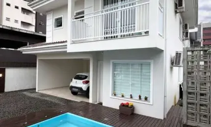 Casa com 3 quartos para alugar no América, Joinville 