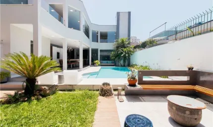Imperdível residência de luxo no Tatuapé: 4 quartos, 2 suítes, 8 banheiros, 3 vagas, 660m² - São Paulo-SP.