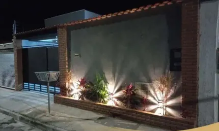 Bela Casa no residencial Santa Clara para Venda em Pindamonhangaba. São 2 dormitórios, sendo uma suíte, 1 sala, cozinha planejada, jardim de inverno.