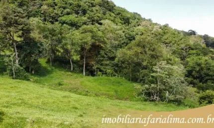 Você vai ter paz e união com sua família nesta chácara. Ela fica em um local seguro e com uma vista linda para a serra. Aproveite a oportunidade e mud