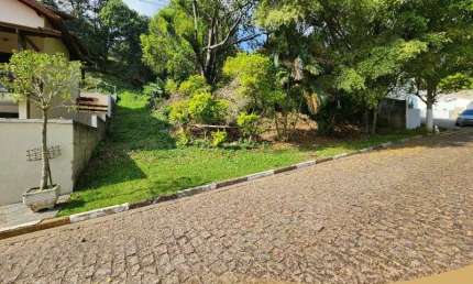 Belo lote com frente para duas ruas no Condomínio Refúgio dos Pinheiros em Itapevi, praticamente na Beira da Castelo Branco.