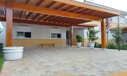 Esta linda casa está localizada no Condomínio Reserva Anauá, ela dispõe de 3 quartos, sendo 1 suíte e um total de 2 banheiros. A casa dispõe de móveis