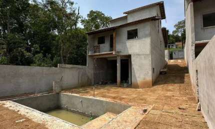 Espetacular casa para venda com 3 dormitórios e área gourmet com piscina!