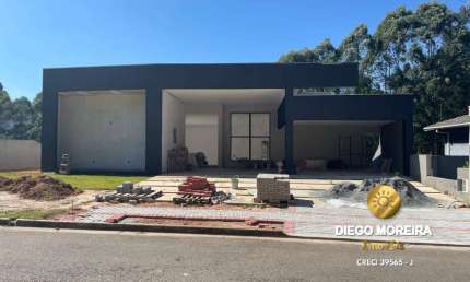 CASA DE ALTO PADRÃO À VENDA EM TERRA PRETA – CONDOMÍNIO FECHADO!