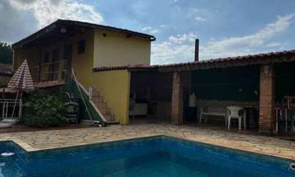 Casa com Piscina e Salão Comercial – Oportunidade Única!