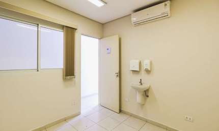 Clinica com 9 salas e 7 banheiros, Proximo ao Metro
