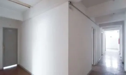 Prédio comércial com  800m² distribuídos em 3 andares com 3 banheiros, 16 salas, terraço, copa e recepção no térreo