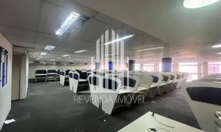 Sala Comercial à Venda no Centro de SP: 1 Sala, 2 Banheiros, 513m² de Área!