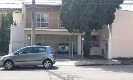 CASA ASSOBRADADA NO TRUJILO COM 3 DORMITÓRIOS, SUÍTE, 3 VAGAS COBERTAS