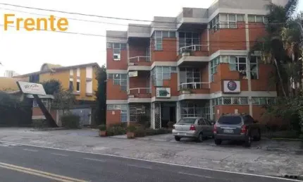 Conjunto comercial em avenida principal do Trujillo