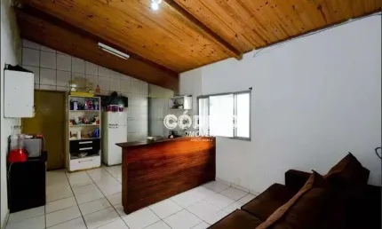 Excelente localização Casa térrea, 2 quartos, sala, cozinha, sendo 1 banheiro, 2 vagas, entrada lateral, próximo terminal de ônibus, rodeado de serviç