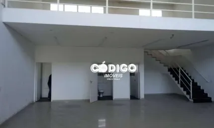 Disponível para locação, este excelente imóvel comercial está localizado em ponto estratégico da Rua Siqueira Campos – ideal para negócios que buscam