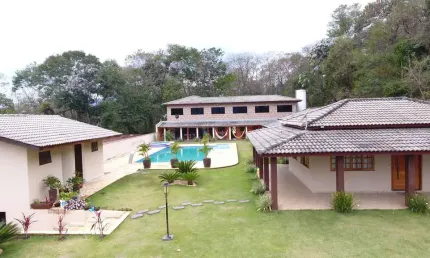 Chácara à venda, área total: 1500 m², 08 suítes, 10 vagas, área gourmet, piscina, Ponte alta, Varge
