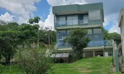Linda Casa à venda, cozinha estilo americana, com 4 Quartos, sendo 2 Suítes, uma delas com closet e