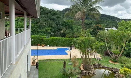 Casa à venda com bela vista e área verde, 04 suítes,sendo 01 suíte máster, piscina aquecida, 03 lag