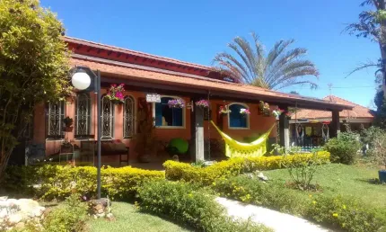 Casa à venda com 06 suítes, 04 vagas cobertas, piscina e churrasqueira, área total: 3500 m², Cond.