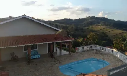 Chácara à venda, com área de lazer, 6 Quartos, 2 Suites, 1390M², a 3 km do centro, Vale do Rio Cach