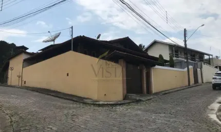 Casa à venda, em excelente localização com 3 Suítes (uma delas com banheira), ampla área externa, á