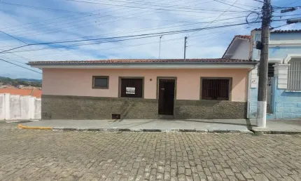Casa à venda, Centro, Piracaia, SP | Dois Quartos | Fácil localização | Casa Plana | Garagem cobert